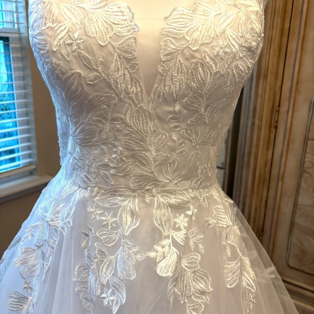 NEW White Wedding Dress, Wedding Dress with Train, Dress with Appliqués, Size LG - Picture 3 of 15